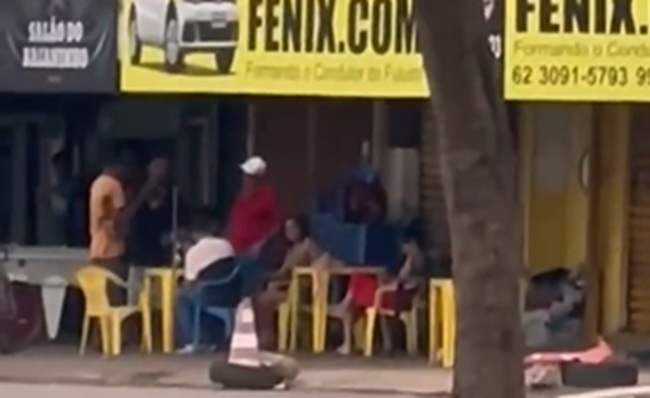 PM prende 4 suspeitos de tráfico de drogas em bar