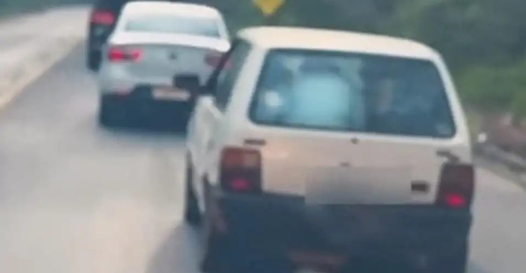 PRF apreende Fiat Uno sem os bancos e com 8 pessoas