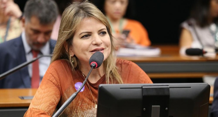 Após nova eleição, Flávia Morais vence José Nelto na disputa pela coordenação da bancada