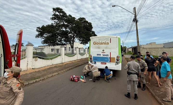Bombeiros socorrem menino atropelado por ônibus, em Nerópolis