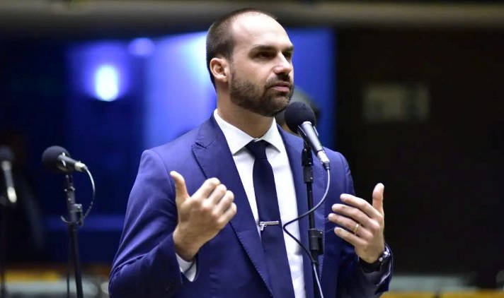 Eduardo Bolsonaro pede licença do mandato e vai morar nos Estados Unidos
