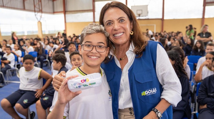 Gracinha Caiado entrega 310 óculos a estudantes da rede estadual