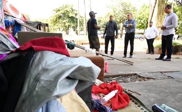 Mabel conversa com moradores de rua alojados no Ginásio de Campinas