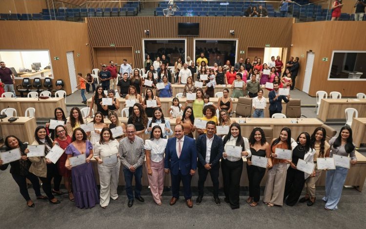 Câmara de Aparecida faz homenagem aos profissionais da beleza e estética
