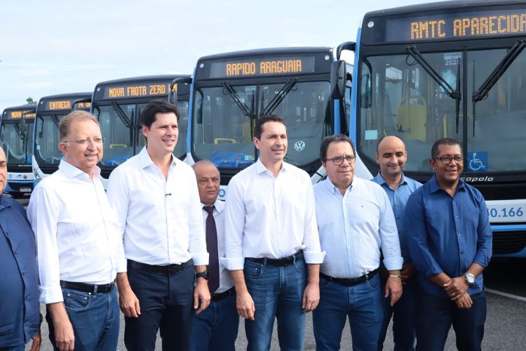 Daniel e Leandro Vilela entregam 74 novos coletivos para a população da região metropolitana