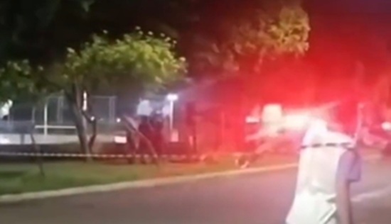 Homem é atacado, esfaqueado e morto por grupo de 7 pessoas