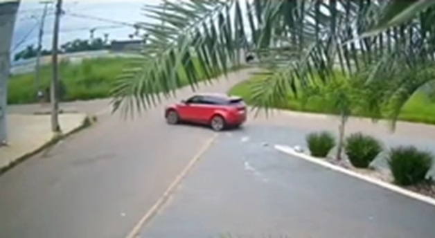 Homem é preso após atropelar garota de programa depois de sair de motel, em Aparecida