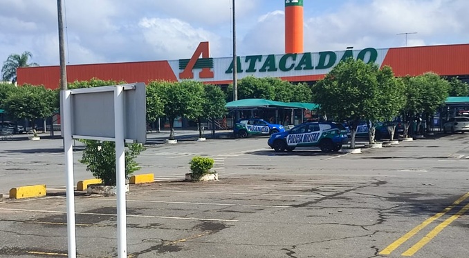 Homem invade supermercado, mata a ex-esposa e tira a própria vida, em Goiânia