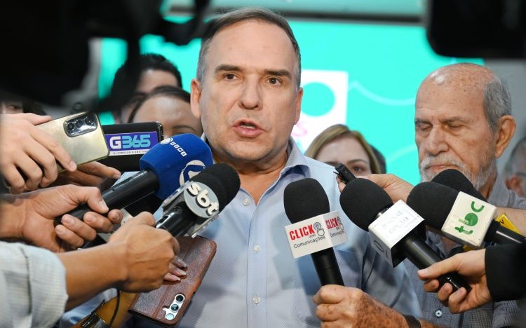 Mabel viaja para a Itália a serviço e pagará despesas com recursos próprios