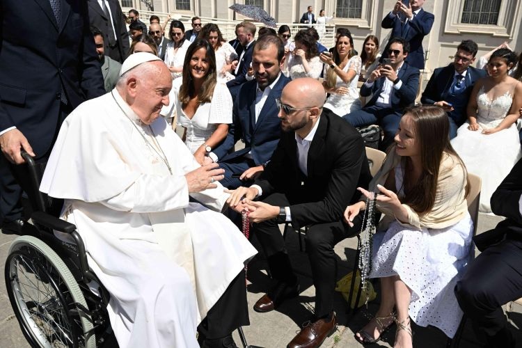 Casal de Goiânia recebe a bênção do casamento do Papa Francisco, no Vaticano