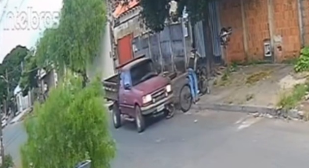 Motorista atropela dois ciclistas na calçada e foge sem prestar socorro