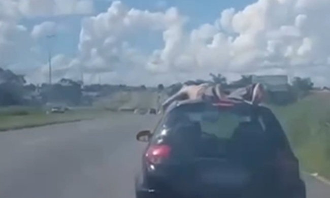 Motorista embriagado transporta homem no teto do carro pela BR-153