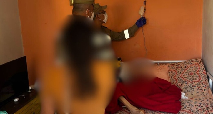 Polícia prende filho que deixou a mãe de 78 anos amarrada em uma cama