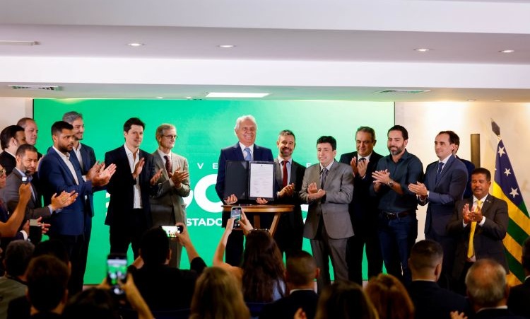 Prefeito em exercício, Romário Policarpo participa do ato de assinatura da concessão do Serra Dourada