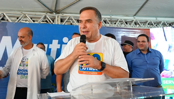 “A mãe que ama seu filho tem que vaciná-lo”, afirma prefeito Mabel no Dia D contra a gripe