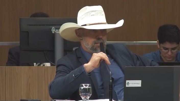 Amauri insinua que deputada do PT gosta de “novinho” e sessão na Alego acaba em confusão