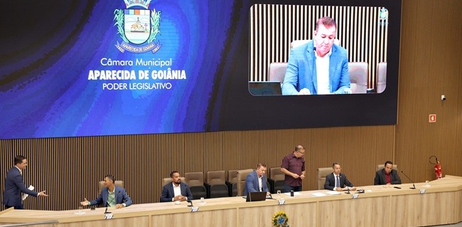 Câmara diz que a presença de jornalista poderia comprometer a “confidencialidade da reunião”