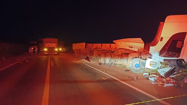 Colisão entre quatro caminhões deixa um morto na BR-452