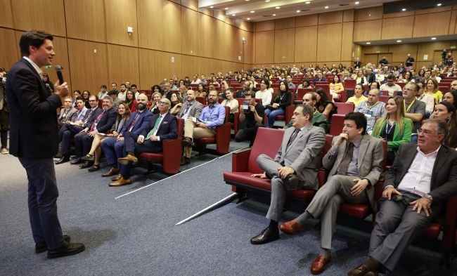 Em missão internacional, Daniel Vilela leva Goiás à principal vitrine de inovação em governo digital