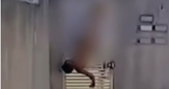 Homem fica pendurado completamente nu ao tentar invadir condomínio da ex