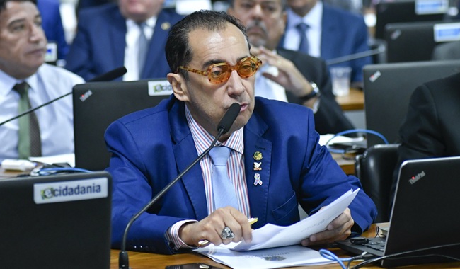 Jorge Kajuru estreia na TV aberta com programa esportivo