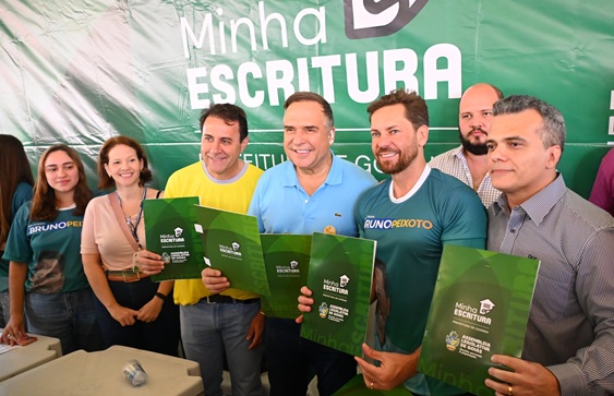 Mabel entrega mais 500 escrituras para famílias no Jardim do Cerrado