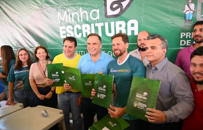 Mabel entrega mais 500 escrituras para famílias no Jardim do Cerrado, em Goiânia