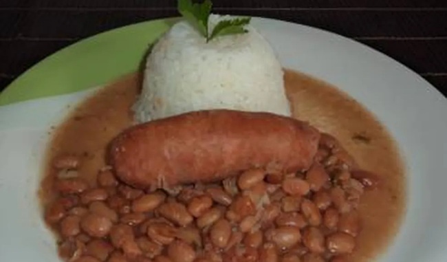 Mulher mata marido, arranca pênis e cozinha no meio do feijão