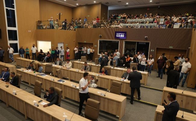 Grevistas protestam e vereadores não votam projeto do piso dos professores de Aparecida