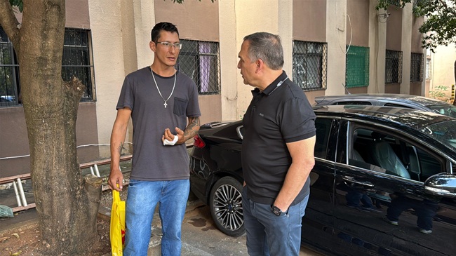 Prefeito Mabel visita entregador que perdeu o dedo em acidente com fios soltos