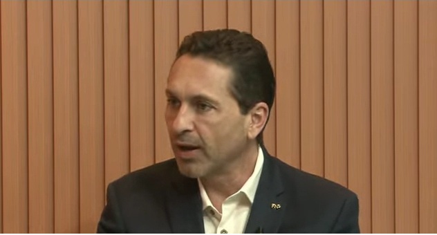 “Reduzimos 50% dos comissionados”, diz Vilela sobre cortes na Prefeitura