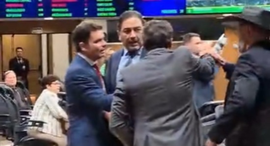 Talles Barreto e Veter Martins batem boca durante sessão na Alego