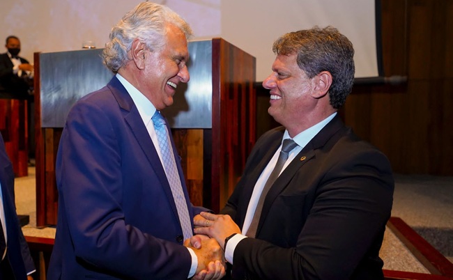 Tarcísio reafirma que vai disputar a reeleição e abre caminho para Caiado