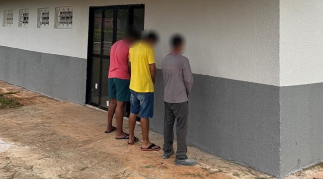 Tio e sobrinhos são presos por tentativa de homicídio após briga em bar