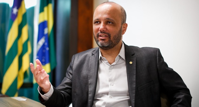 Vitor Hugo diz que o PL “está caminhando para uma via bem aberta de composição” com Caiado