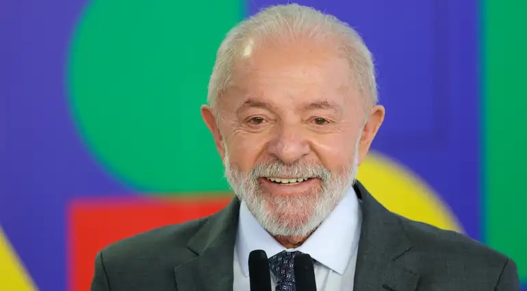 Estamos melhor na política do que no futebol, diz Lula em Paris