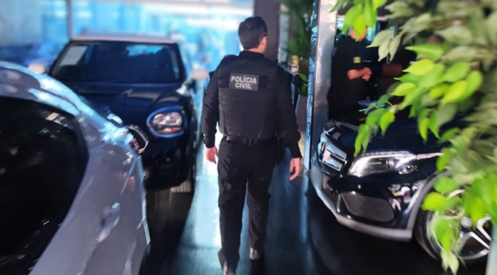 Mulher é presa suspeita de dar golpe de R$ 2,5 milhões em venda de carros, em Aparecida