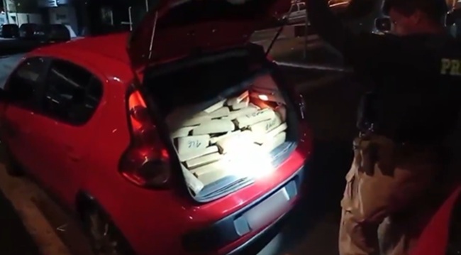 PRF apreende mais de 200 kg de maconha em veículo roubado, na BR-060