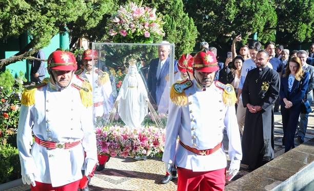 Caiado e Gracinha recebem imagem de Nossa Senhora das Graças no Palácio