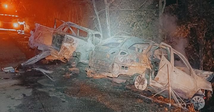 Colisão frontal deixa duas pessoas mortas na BR-153, em Porangatu