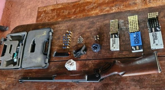 Polícia prende foragido por feminicídio e apreende arsenal com 600 munições e várias armas