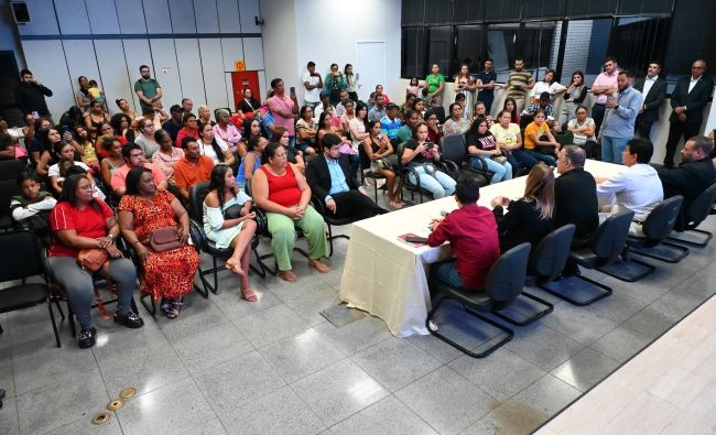 Mabel realiza audiência pública com moradores da ocupação Estrela Dalva