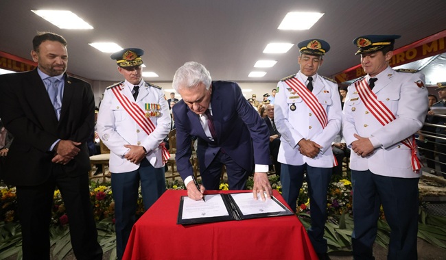 Caiado promove 650 profissionais do Corpo de Bombeiros