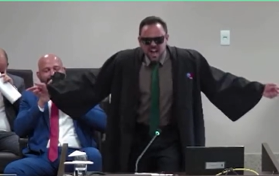 Advogado recita poesia e joga capoeira para se defender em julgamento