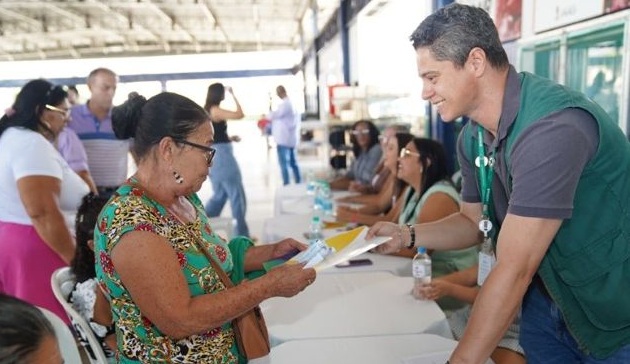 Estado e Prefeitura entregam escrituras definitivas de imóveis a famílias de Uruaçu