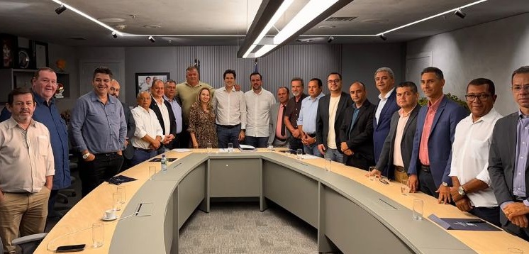 Daniel Vilela se reúne com 20 dos 25 vereadores de Aparecida