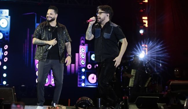 Sucessos de Diego e Victor Hugo marcam penúltima noite do Aparecida É Show