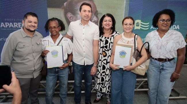 Prefeito Vilela entrega escrituras a moradores de 17 bairros
