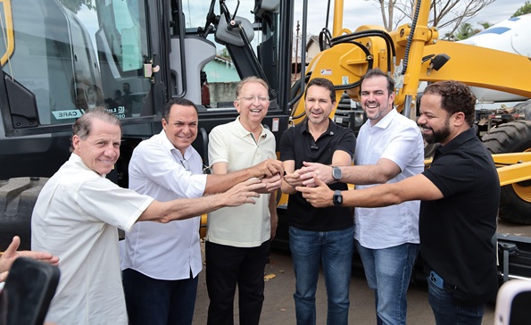 Prefeito Vilela comemora a chegada de uma motoniveladora para o município de Aparecida