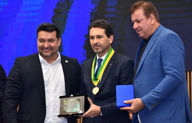 Prefeito Vilela é homenageado pela Câmara com a Medalha do Mérito Legislativo